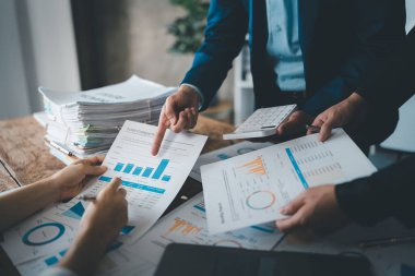 Toplantı odasındaki mali rapordaki durumu analiz etmek ve tartışmak için Asyalı iş danışmanı toplantısı. Yatırım Danışmanı, Finans, takım çalışması, beyin fırtınası, girişim ve muhasebe.