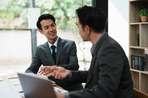 Startup Asian Business Advisor Meeting Para Analisar Discutir Situação Relatório — Fotografia de Stock