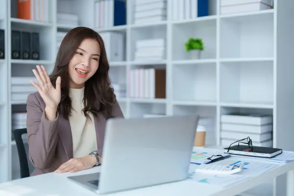 Schöne Junge Asiatische Geschäftsfrau Treffen Sich Computer Laptop Mit Der — Stockfoto