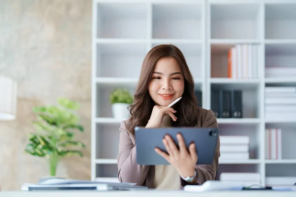 Geschäftsfrau Schwarzen Anzug Büro Mit Tablet Computer Prüfpapier Für Den — Stockfoto