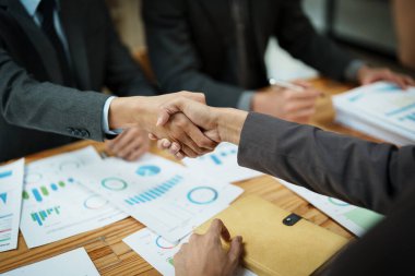 Çok ırklı mühendis anlaşmalı beyin fırtınası ve kağıt işleri ve kat planı çizimleri, sözleşme ve anlaşma kavramlarının maliyet tahmini için ölçüm.