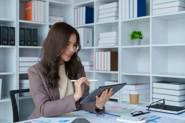 Geschäftsfrau Schwarzen Anzug Büro Mit Tablet Computer Prüfpapier Für Den — Stockfoto