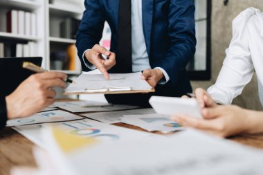 Toplantı odasındaki mali rapordaki durumu analiz etmek ve tartışmak için Asyalı iş danışmanı toplantısı. Yatırım Danışmanı, Finans, takım çalışması, beyin fırtınası, girişim ve muhasebe.