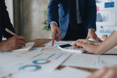 Toplantı odasındaki mali rapordaki durumu analiz etmek ve tartışmak için Asyalı iş danışmanı toplantısı. Yatırım Danışmanı, Finans, takım çalışması, beyin fırtınası, girişim ve muhasebe.