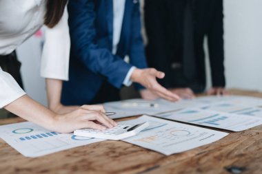 Toplantı odasındaki mali rapordaki durumu analiz etmek ve tartışmak için Asyalı iş danışmanı toplantısı. Yatırım Danışmanı, Finans, takım çalışması, beyin fırtınası, girişim ve muhasebe.