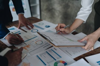 Toplantı odasındaki mali rapordaki durumu analiz etmek ve tartışmak için Asyalı iş danışmanı toplantısı. Yatırım Danışmanı, Finans, takım çalışması, beyin fırtınası, girişim ve muhasebe.