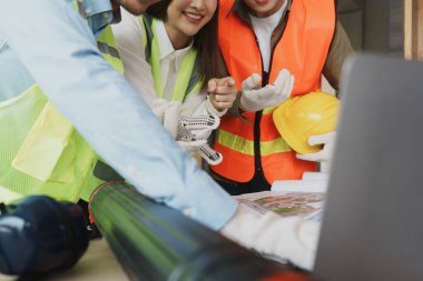 Evler ve binalar için mimari ve mühendislik tasarımı hakkında kağıt işleri ve zemin planı çizimlerinin maliyet tahmini için çok ırklı mühendis beyin fırtınası ve ölçümü.