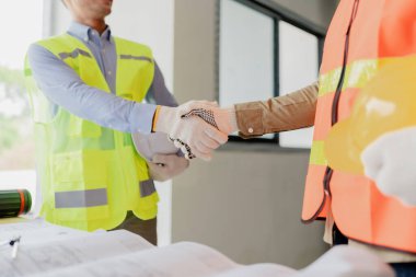 Çok ırklı mühendis anlaşmalı beyin fırtınası ve kağıt işleri ve kat planı çizimleri, sözleşme ve anlaşma kavramlarının maliyet tahmini için ölçüm.