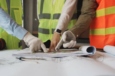 Çok ırklı mühendis, bina ve evler için mimari ve mühendislik tasarımı hakkında planlar ve kat planı çizimlerinin maliyet tahmini için beyin fırtınası ve ölçümlemesi.