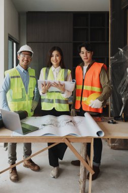 Evler ve binalar için mimari ve mühendislik tasarımı hakkında kağıt işleri ve zemin planı çizimlerinin maliyet tahmini için çok ırklı mühendis beyin fırtınası ve ölçümü.