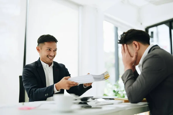 Burnout Estresse Homem Negócios Sobrecarregado Muito Sobrecarga Trabalho Empresa Corporativa — Fotografia de Stock