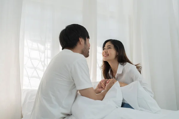 잠자리에 아시아 부부는 침대에 관능적 남녀를 아름다운 스러운 부부가 침대에서 — 스톡 사진