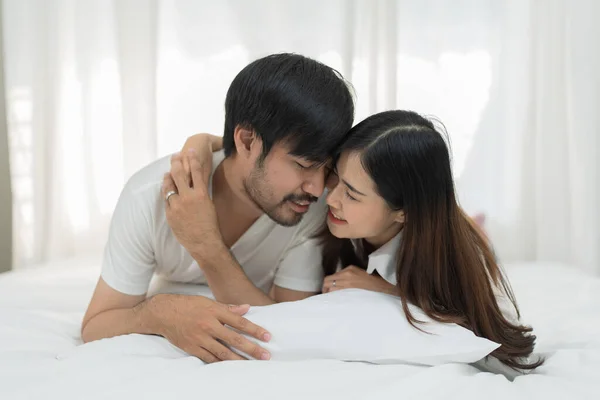 잠자리에 아시아 부부는 침대에 관능적 남녀를 아름다운 스러운 부부가 침대에서 — 스톡 사진