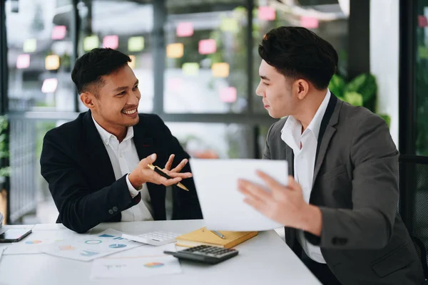 Dois Homens Negócios Reúnem Para Falar Discutir Trabalho Marketing Local — Fotografia de Stock
