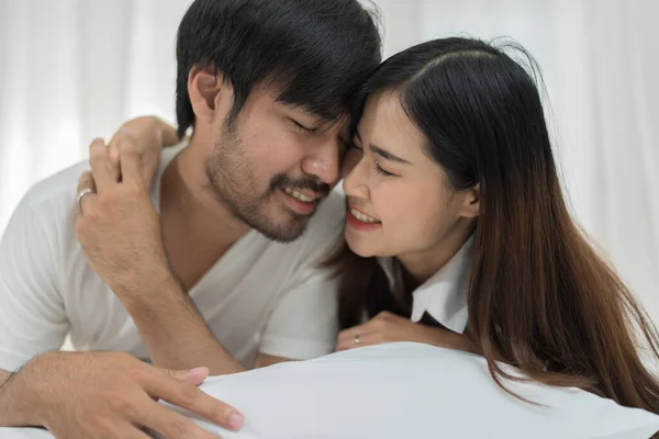 Ασιατικό Ρομαντικό Ζευγάρι Στο Κρεβάτι Απολαμβάνοντας Αισθησιακά Ερωτικά Ερωτικά Παιχνίδια — Φωτογραφία Αρχείου
