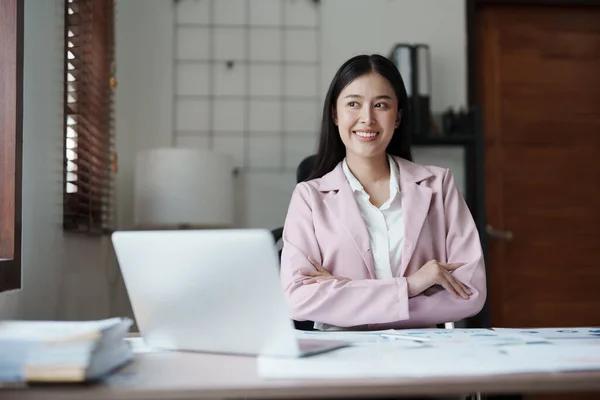 Porträtt Kvinnlig Företagare Visar Glad Leende Ansikte Som Han Har — Stockfoto