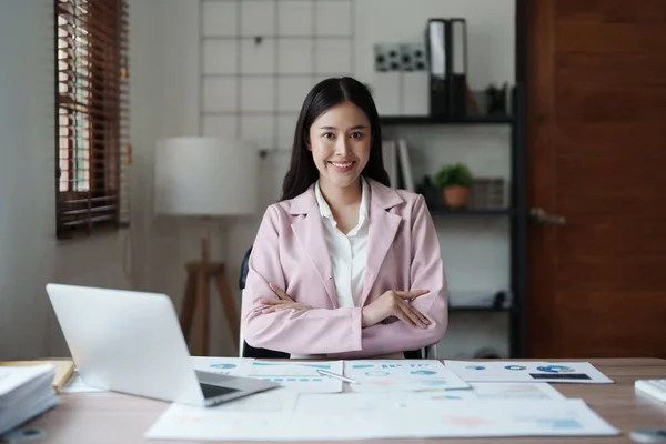 コンピュータを使用して彼女のビジネスを投資したとして幸せな笑顔を示す女性のビジネスの所有者の肖像 — ストック写真