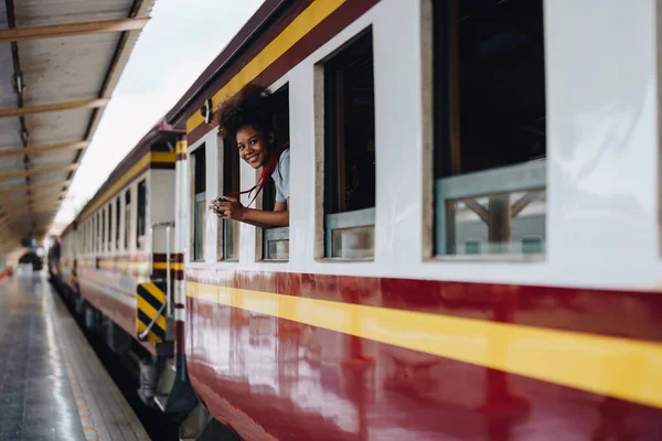 Turistas Afroamericanos Están Mostrando Expresiones Felices Mientras Esperan Viaje Estación — Foto de Stock
