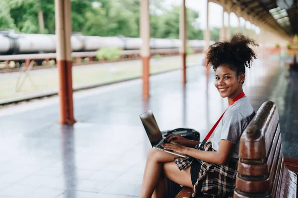 Azji Nastolatka Dziewczyna Afryki Podróżuje Pomocą Laptopa Komputera Podczas Oczekiwania — Zdjęcie stockowe
