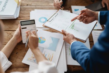 Toplantı odasındaki mali rapordaki durumu analiz etmek ve tartışmak için Asyalı iş danışmanı toplantısı. Yatırım Danışmanı, Finans, takım çalışması, beyin fırtınası, girişim ve muhasebe.