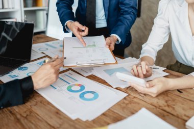 Toplantı odasındaki mali rapordaki durumu analiz etmek ve tartışmak için Asyalı iş danışmanı toplantısı. Yatırım Danışmanı, Finans, takım çalışması, beyin fırtınası, girişim ve muhasebe.