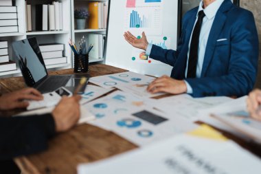 Toplantı odasındaki mali rapordaki durumu analiz etmek ve tartışmak için Asyalı iş danışmanı toplantısı. Yatırım Danışmanı, Finans, takım çalışması, beyin fırtınası, girişim ve muhasebe.