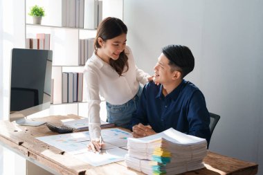 Aile şirketi kurmak, karı koca mali konuları tartışıyor, yatırım yapıyor, kar ediyor, vergi indirimi yapıyor bilgisayar ve yatırım bütçe belgelerini kullanarak işlem yapıyor..