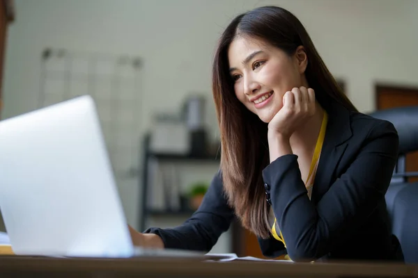 Junge Asiatische Geschäftsfrau Managerin Rechtsanwältin Oder Angestellte Mit Buchhaltungsdokumenten Die — Stockfoto