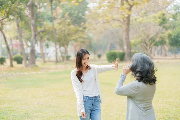 Asiática Adolescente Madre Hija Caminando Parque Con Cámara Para Capturar —  Fotos de Stock