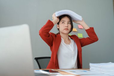 İşletme sahibi, bilgisayar ve finansal tabloları kullanan kadın portresi piyasayı genişletmek için endişe verici bir ifade..