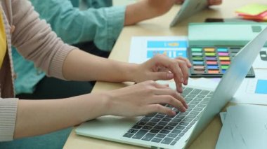 Tasarımcılar UX UI tasarımının tüm aşamalarında yer alırken Asyalı yaratıcı takım programları bilgisayar kullanıyor. Yüksek kalite 4k görüntü