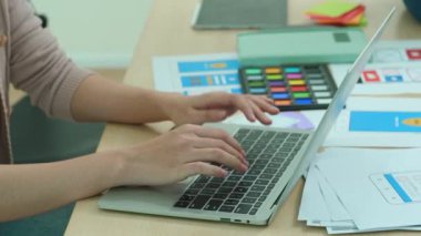 Tasarımcılar UX UI tasarımının tüm aşamalarında yer alırken Asyalı yaratıcı takım programları bilgisayar kullanıyor. Yüksek kalite 4k görüntü