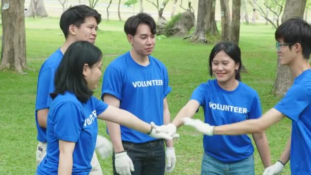 국적의 봉사자들 결속을 보이고 있으며 시간을 기부하고 공원에서 오염을 줄이기 — 비디오