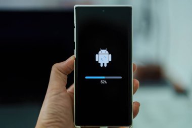 Krakow, Malopolska, Polonya - Eylül 2021: Android telefon güncellemesi yükleme, yükleme ekranı, akıllı telefon görüntüsü kapatma. Mobil aygıt yazılımı güncelleniyor, yazılım güncelleme konsepti, nesne yakınlaştırılıyor