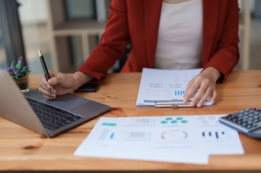 planlama, denetleme, iş planlaması, finans, bilgisayar üzerinde çalışan genç Asyalı iş kadını ve yatırım belgelerini kontrol etmek ve kâr, iş kavramlarını artırmak için pazarlama planlaması