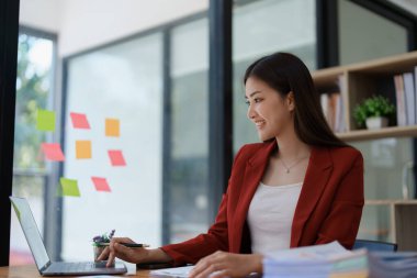 planlama, denetleme, iş planlaması, finans, bilgisayar üzerinde çalışan genç Asyalı iş kadını ve yatırım belgelerini kontrol etmek ve kâr, iş kavramlarını artırmak için pazarlama planlaması