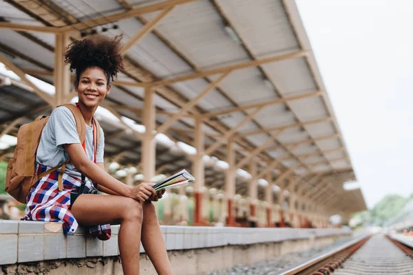 Azji Nastolatek Dziewczyna Afrykański Amerykański Podróżnik Ubrany Casual Nosić Trzymając — Zdjęcie stockowe