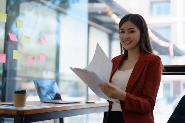 Planning Auditing Bedrijfsplanning Financiën Jonge Aziatische Zakenvrouw Die Aan Computer — Stockfoto