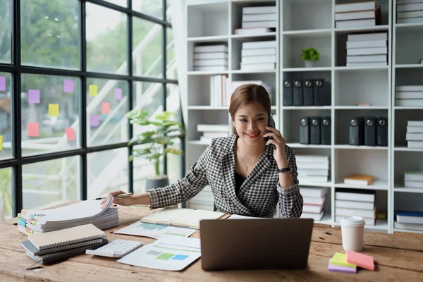 Consultora Empresária Asiática Trabalhando Telefone Que Discutem Trabalho Financeiro Plano — Fotografia de Stock