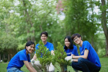 Çeşitli uluslardan gönüllüler kişisel zamanlarını feda ederek dayanışma gösteriyorlar. 