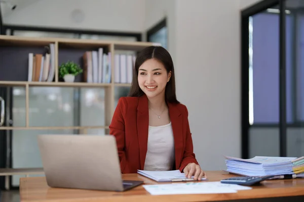 Планирование Аудит Бизнес Планирование Финансы Молодая Азиатская Бизнес Женщина Работающая — стоковое фото