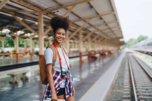 Azji Nastolatek Dziewczyna Afrykański Amerykański Podróżnik Ubrany Casual Nosić Trzymając — Zdjęcie stockowe