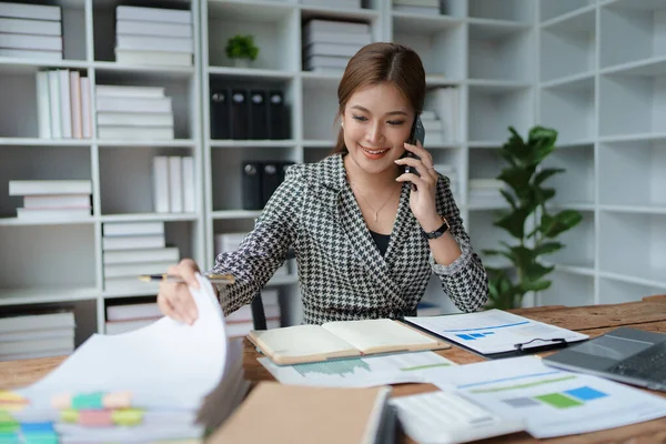 Consultant Aziatische Zakenvrouw Werken Aan Telefoon Die Financiële Werkzaamheden Marketing — Stockfoto