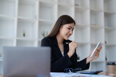 Ofisteyken cep telefonu kullanan heyecanlı iş kadını, iş kavramları