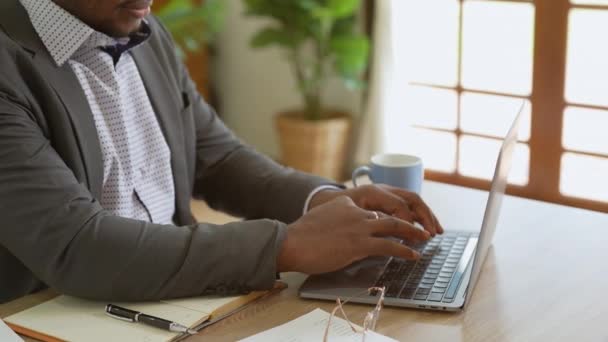 Afrykański Amerykanin Pracujący Laptopie Wysokiej Jakości Materiał — Wideo stockowe