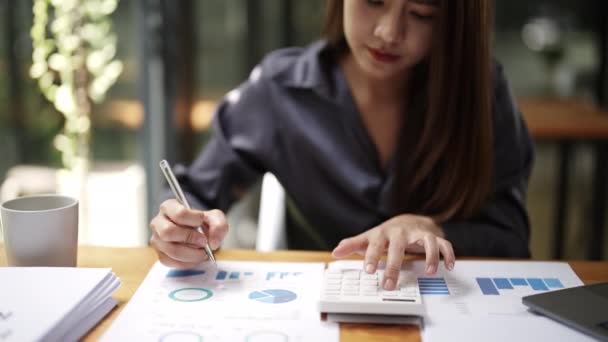 Владелец Бизнеса Азиатские Женщины Маркетологи Используют Калькулятор Расчета Хранения Ручки — стоковое видео