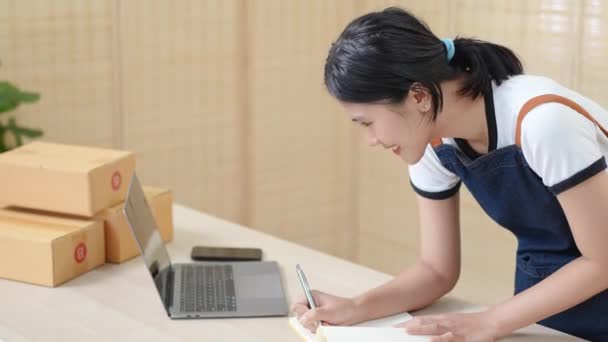 Portret Małego Startupa Właścicielki Mśp Azjatyckiej Przedsiębiorczyni Korzystającej Notebooków Laptopa — Wideo stockowe