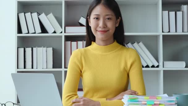 Mladá Asiatka Používající Počítače Finanční Dokumenty Účtuje Kanceláři Sedí Zkříženýma — Stock video