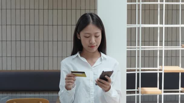 Ung Vacker Asiatisk Kvinna Med Hjälp Smarttelefon Mobil Och Kreditkort — Stockvideo