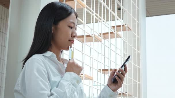 Jonge Mooie Aziatische Vrouw Met Behulp Van Smartphone Mobiele Credit — Stockvideo